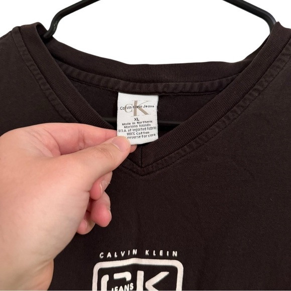 Calvin Klein Jeans Brown V Neck Logo Tee Size XL Y2K - Picture 2 of 3